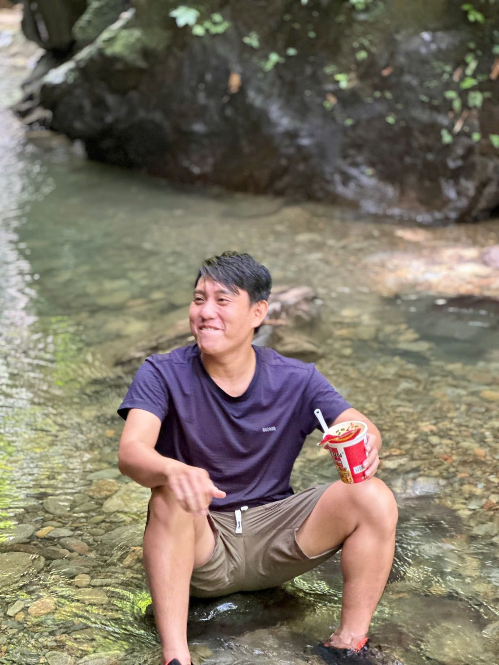 Khi bạn vừa trekking xong thác Mắt Ngọc và nhận ra… mì tôm g