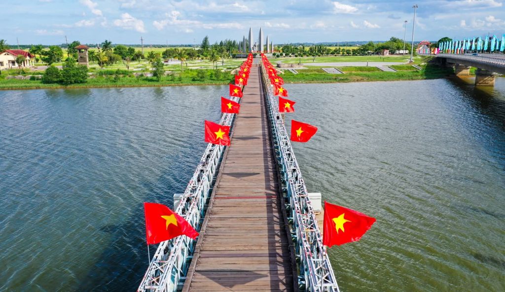 Đứng giữa cầu Hiền Lương – sông Bến Hải, nơi chia đôi đất nư