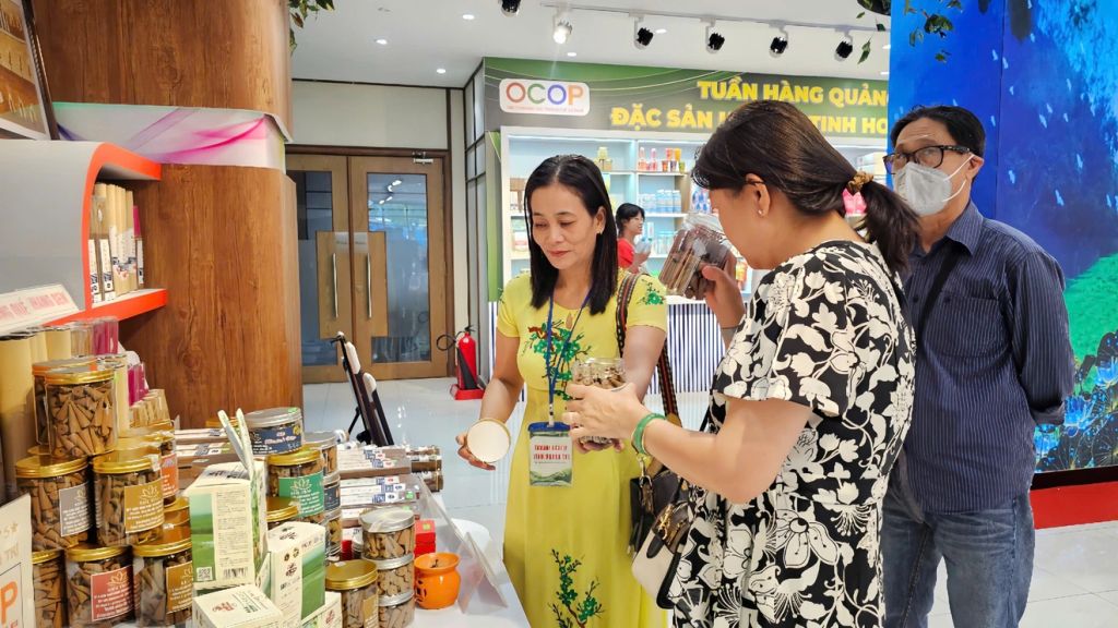 Giữa hội chợ OCOP rực rỡ sắc màu, gian hàng nhỏ quê em mang