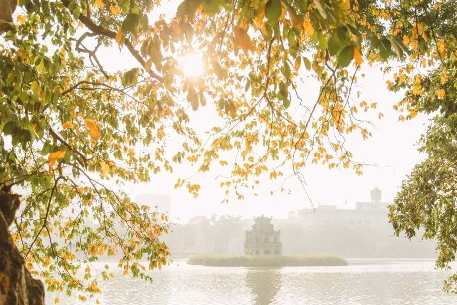 🍂 Hà Nội vào thu — khi cơn gió đầu mùa khẽ chạm, mang theo - 2
