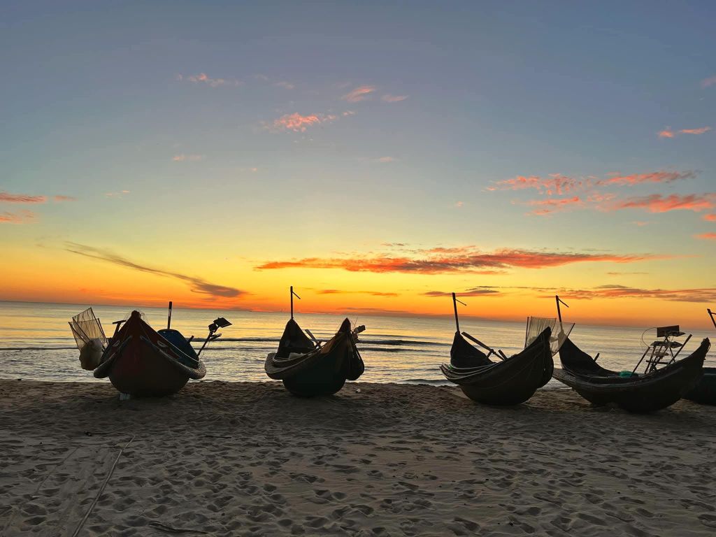 [vn/en] Một dải cát trắng, một đường chân trời yên ả, và tiế - 2