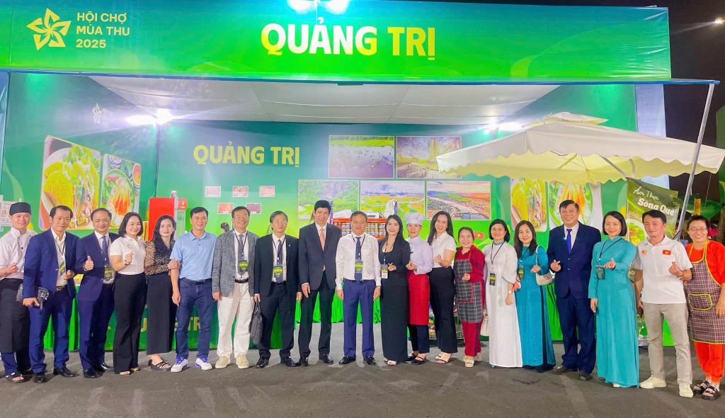 QUANG TRI MAKES ITS IMPRESSION AT THE FALL FAIR 2025: TOURISM BOOTH