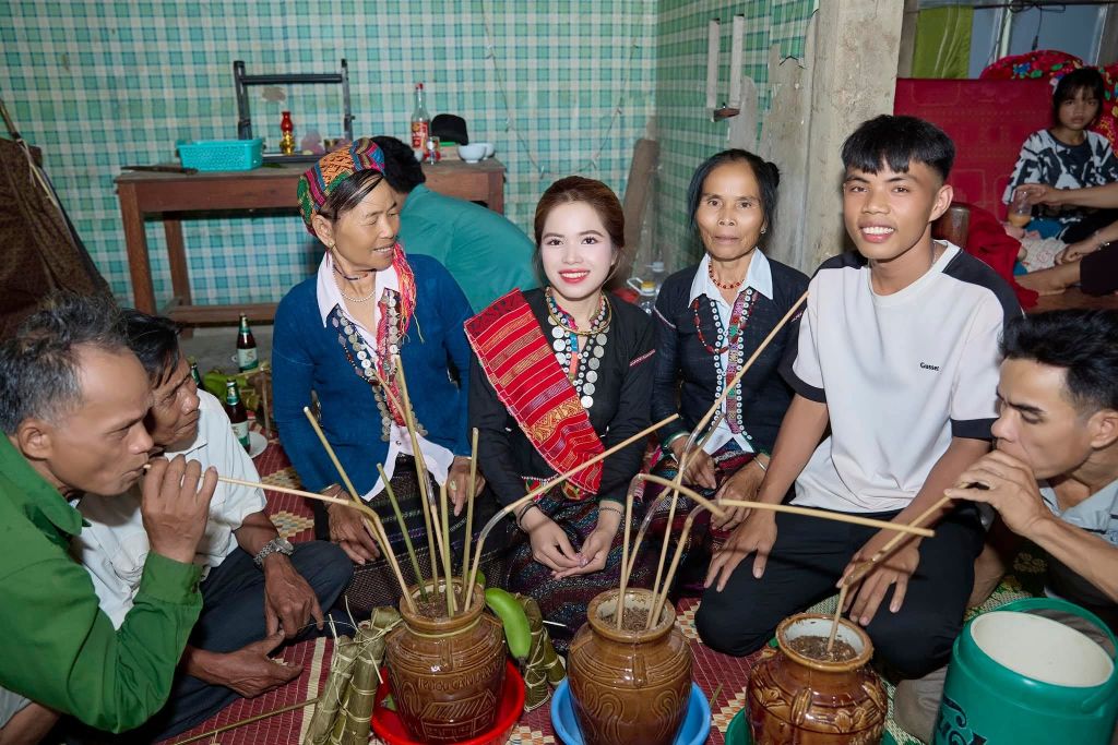 [vn/en] CAN WINE – THE INNOCENCE OF THE MOUNTAINS AND FORESTSIn the festivals - ảnh 5