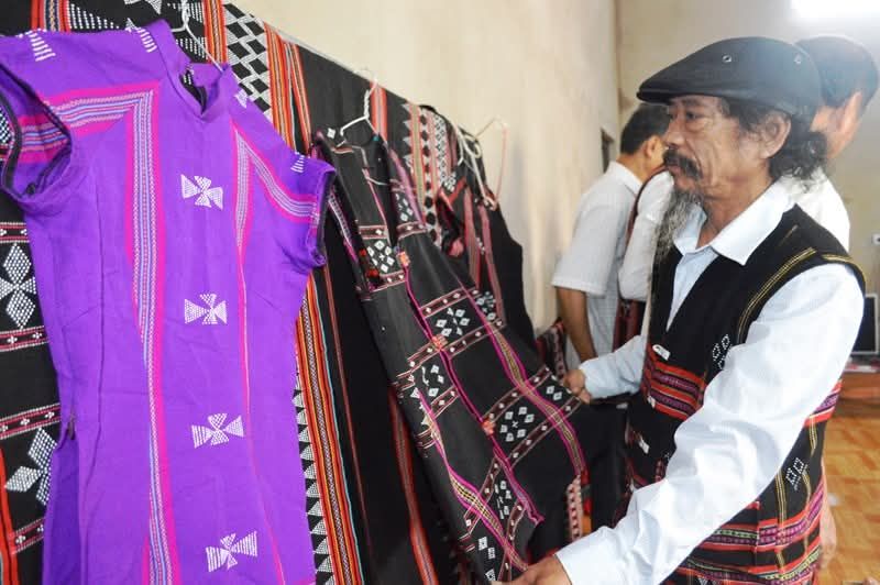 A Bung Brocade Weaving Village – Where Traditional Colors Revive - 2