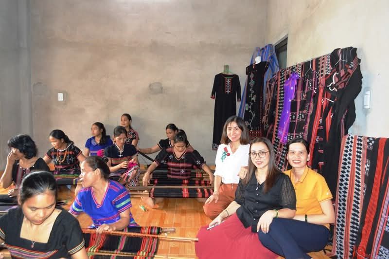 A Bung Brocade Weaving Village – Where Traditional Colors Revive - 4