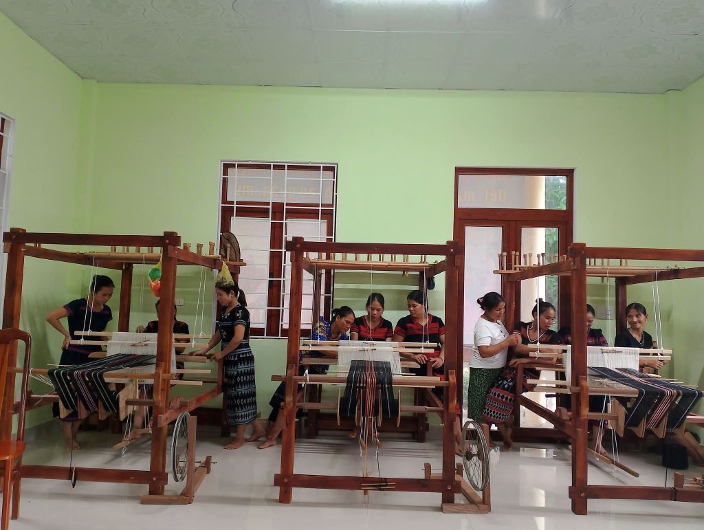 A Bung Brocade Weaving Village – Where Traditional Colors Revive - 7