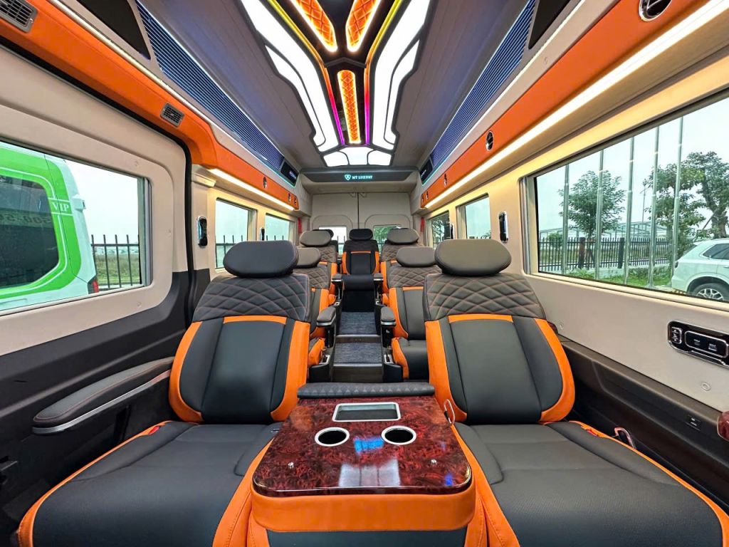 Hải Vân Limousine bus service: Huế ⇌ Đà Nẵng ⇌ Hội An