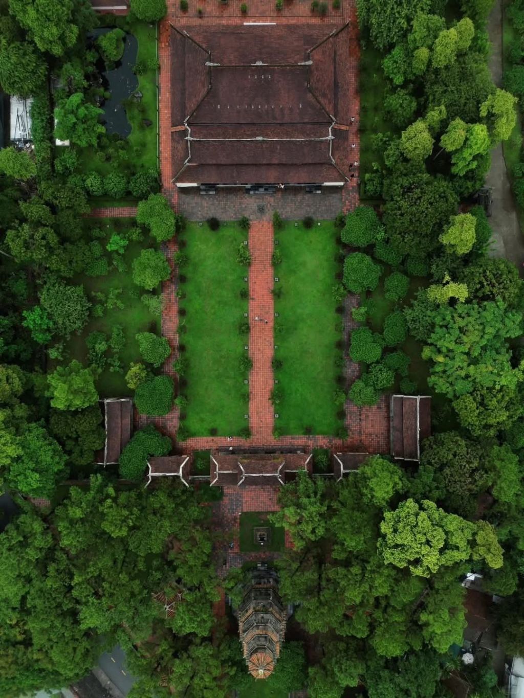 The imperial city of Hue, when viewed from above, appears like a masterpiece. - 4