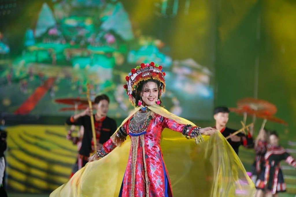 Đêm khai mạc Tuần Văn hoá Du lịch Lai Châu 2025 đã thực sự t - 2