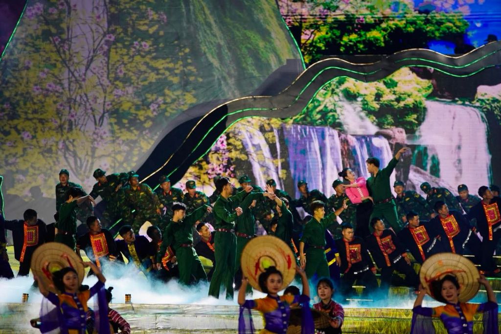 Đêm khai mạc Tuần Văn hoá Du lịch Lai Châu 2025 đã thực sự t - 3