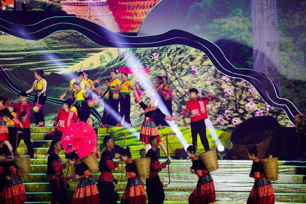 The opening night of the Lai Châu Culture and Tourism Week 2025 has truly begun. - 9