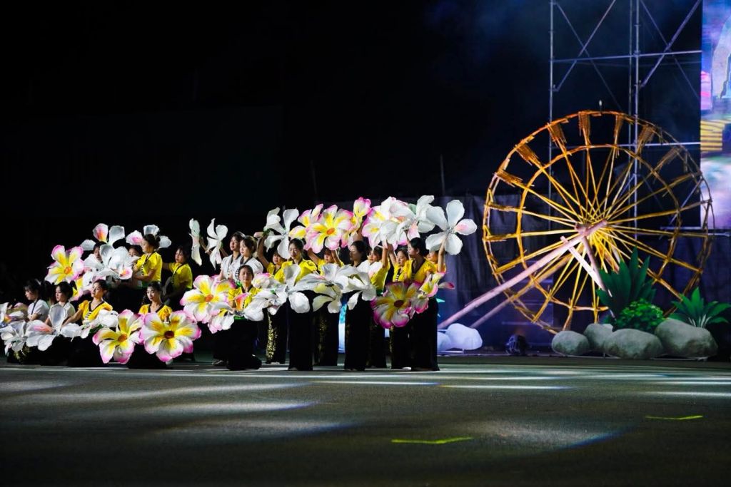 The opening night of the Lai Châu Culture and Tourism Week 2025 has truly begun. - 10