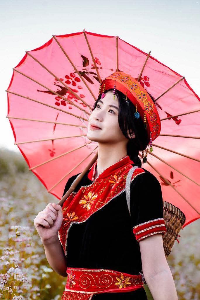 I am a girl from the village... The beauty of the H'Mong girl's traditional outfit. - 2