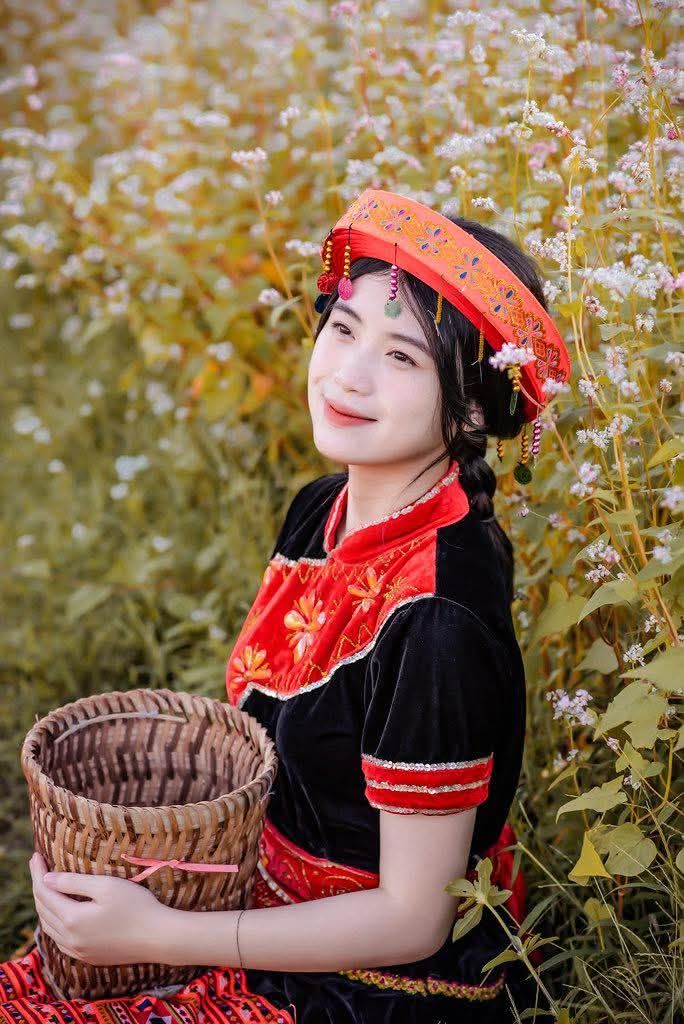 I am a girl from the village... The beauty of the H'Mong girl's traditional outfit. - 3