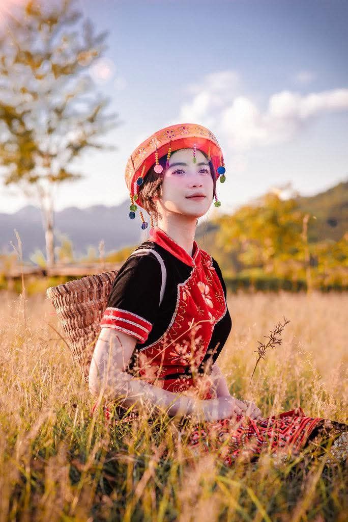 I am a girl from the village... The beauty of the H'Mong girl's traditional outfit. - 4