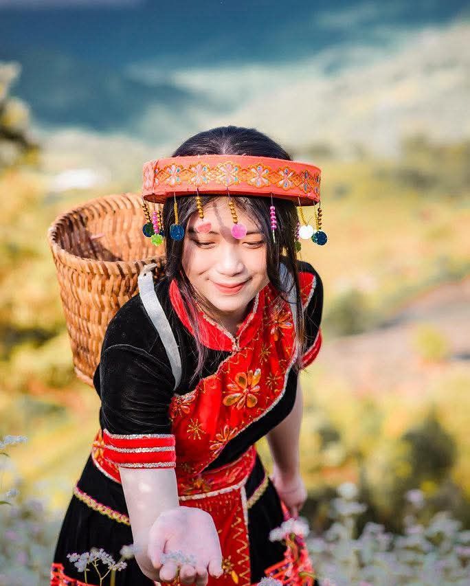 I am a girl from the village... The beauty of the H'Mong girl's traditional outfit. - 1