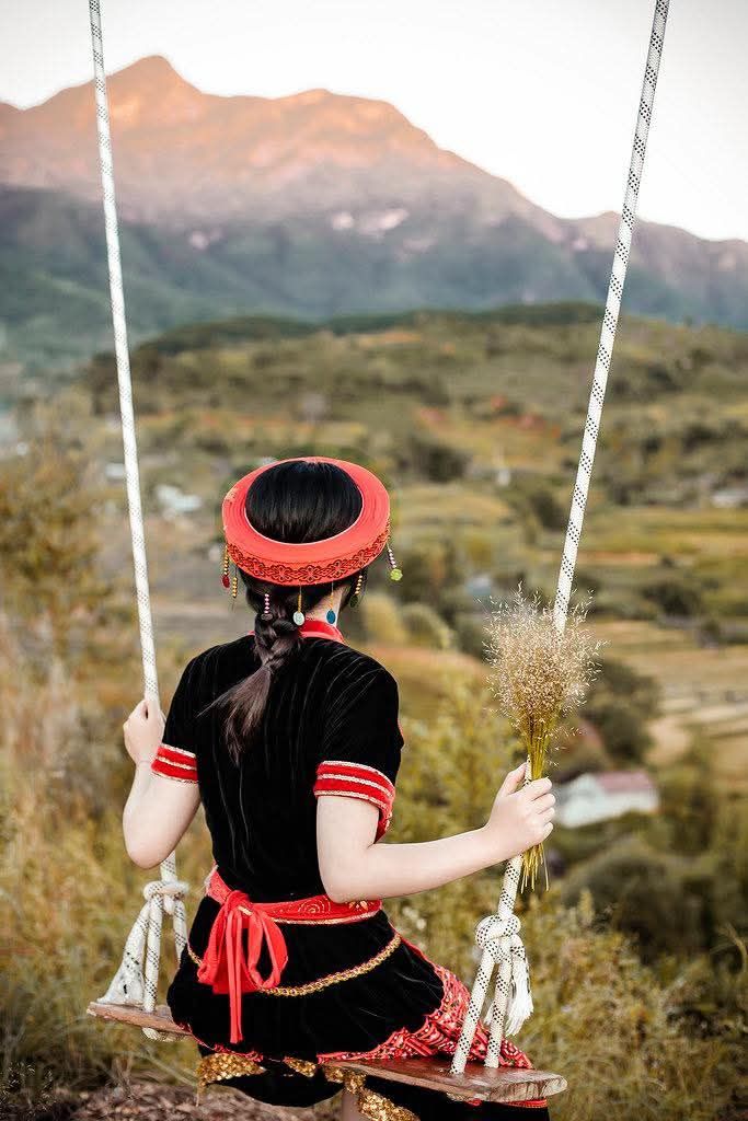 I am a girl from the village... The beauty of the H'Mong girl's traditional outfit. - 5
