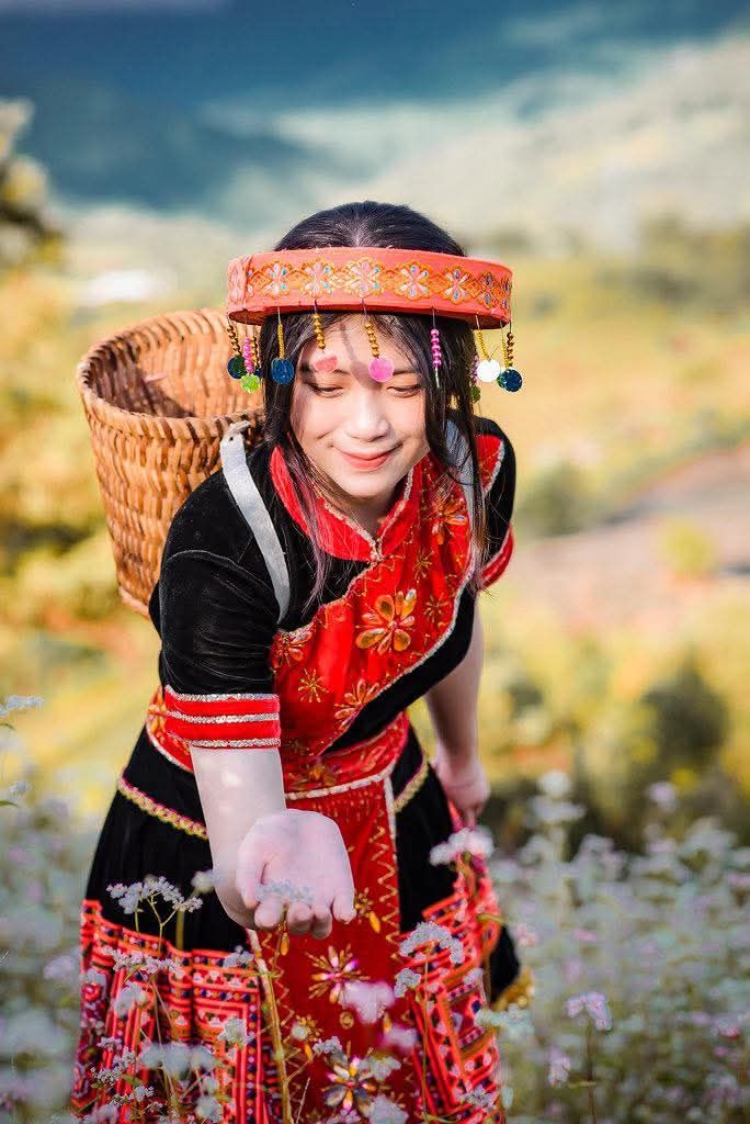 I am a girl from the village... The beauty of the H'Mong girl's traditional outfit. - 7