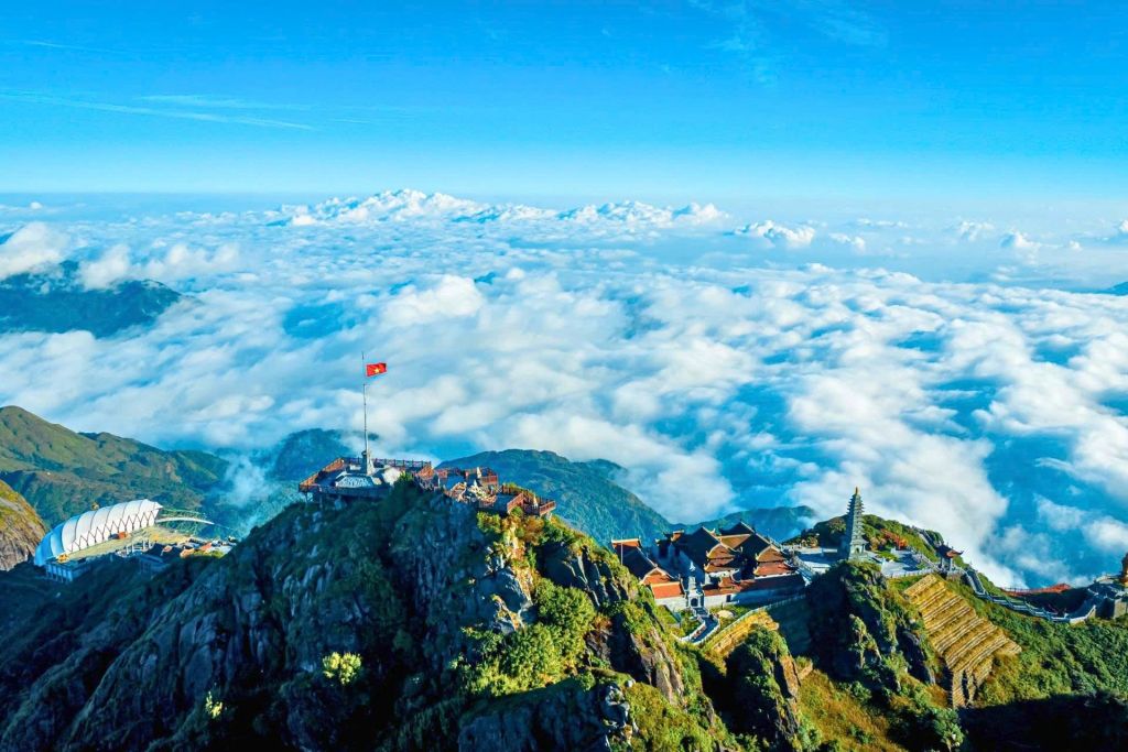 Fansipan Peak is entering the most beautiful cloud hunting season of the year. - 2