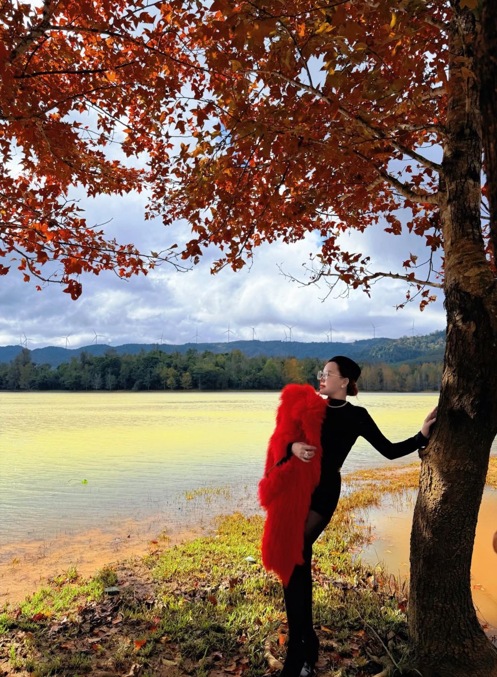 Red maple forest ❤️❤️❤️ Miss Humanity Nguyễn Thị Bình has g - 2