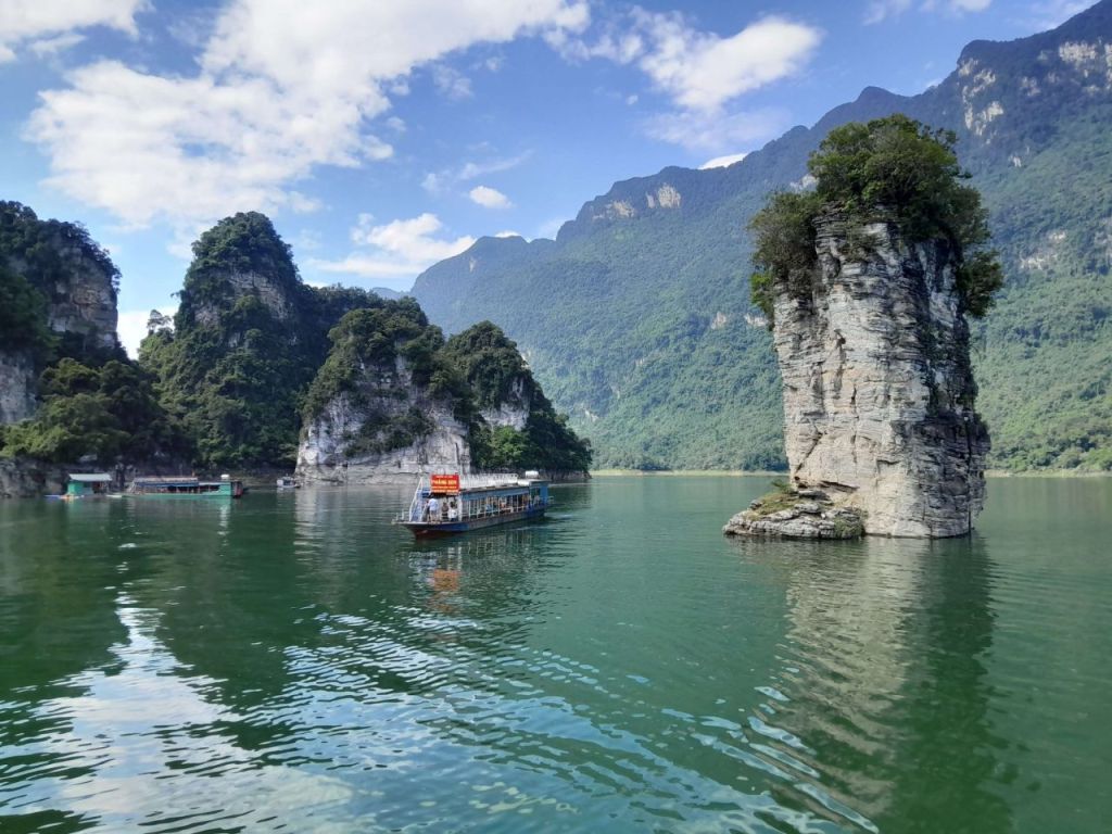 Explore Na Hang Tuyen Quang - Ha Long in the midst of the great wilderness.