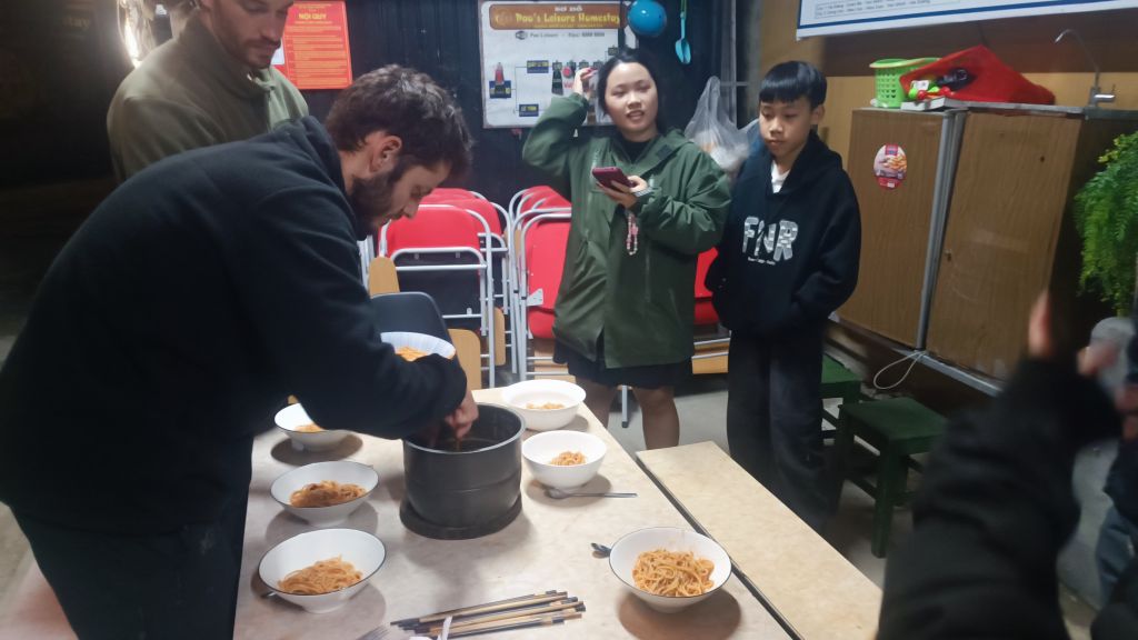 "Cloud Classroom" - a community English class for people. - ảnh 6