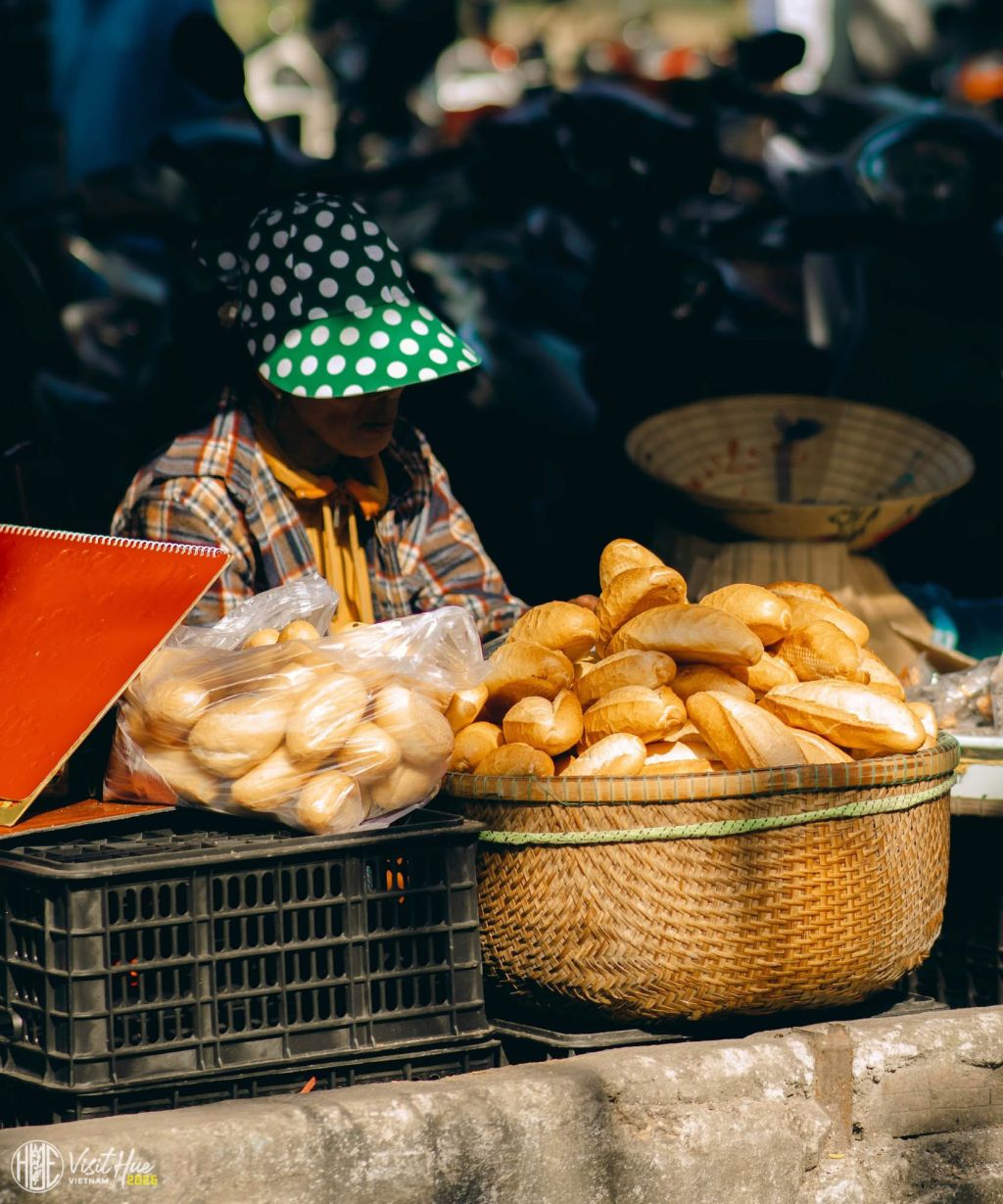 WHEN IN HUE, STOP BY DONG BA MARKET TO TRY "MOUSE BREAD" 🥖 The name sounds unusual! - ảnh 2