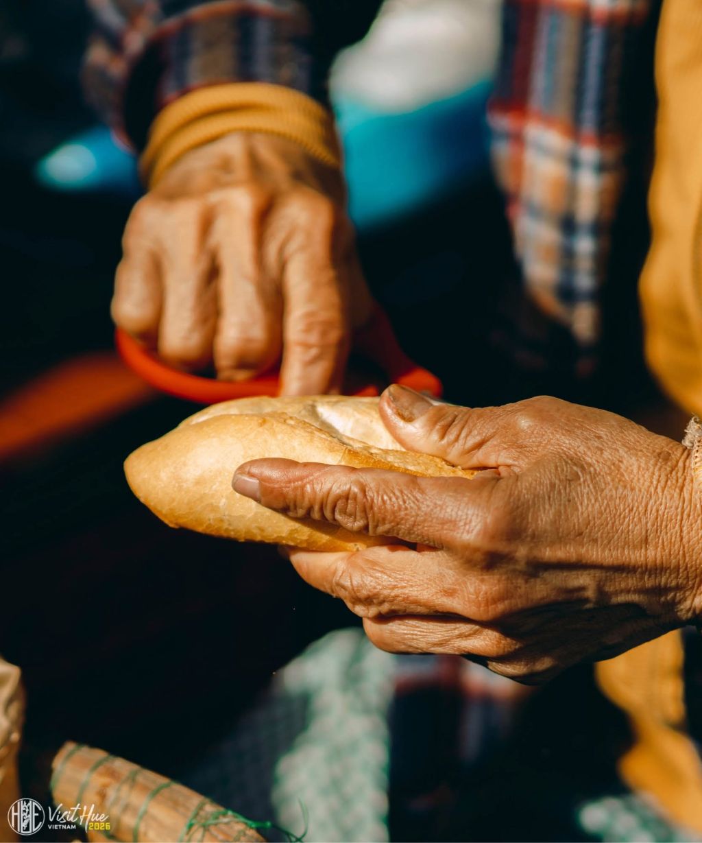 WHEN IN HUE, STOP BY DONG BA MARKET TO TRY "MOUSE BREAD" 🥖 The name sounds unusual! - ảnh 3