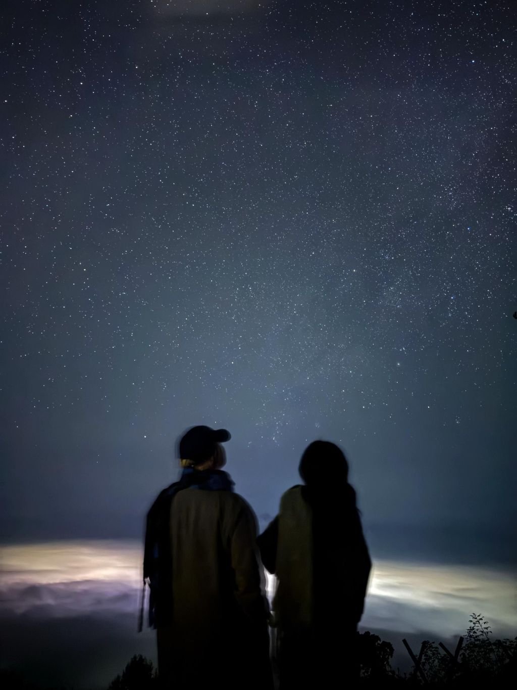 Tà Xùa not only has a sea of clouds in the morning. At night, the clouds still float. - 1