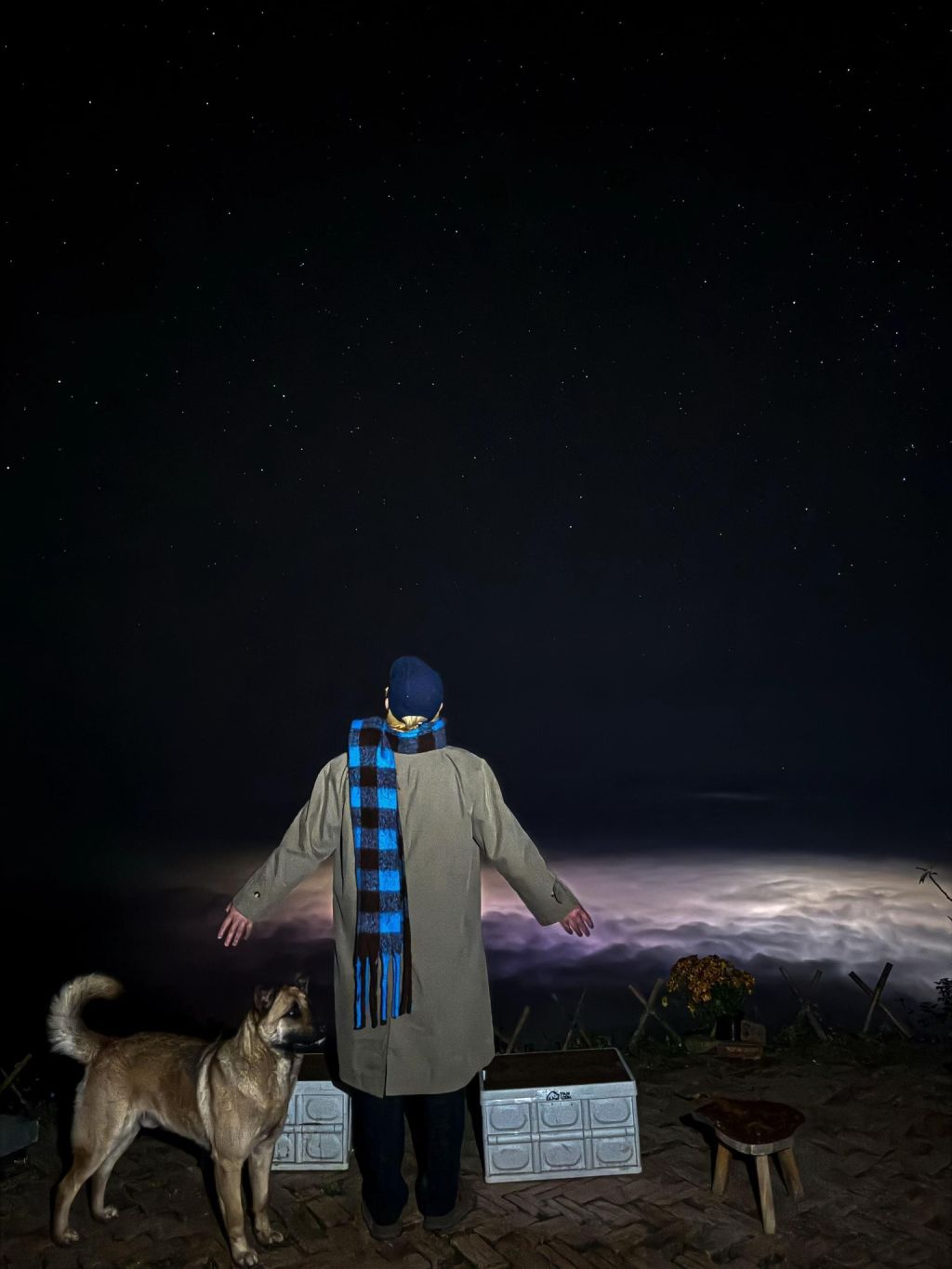 Tà Xùa not only has a sea of clouds in the morning. At night, the clouds still float. - 4