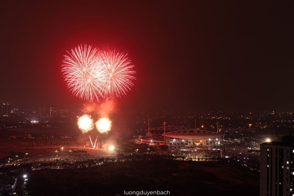 Hanoi organizes a fireworks display to celebrate the success of the congress. - 1