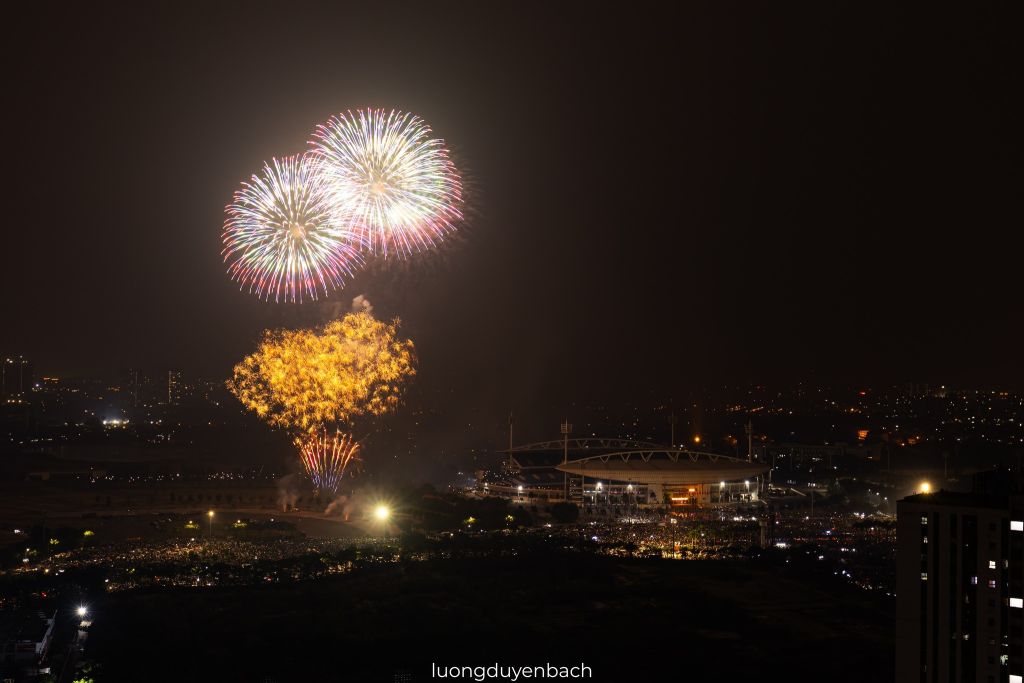 Hanoi organizes a fireworks display to celebrate the success of the congress. - 2