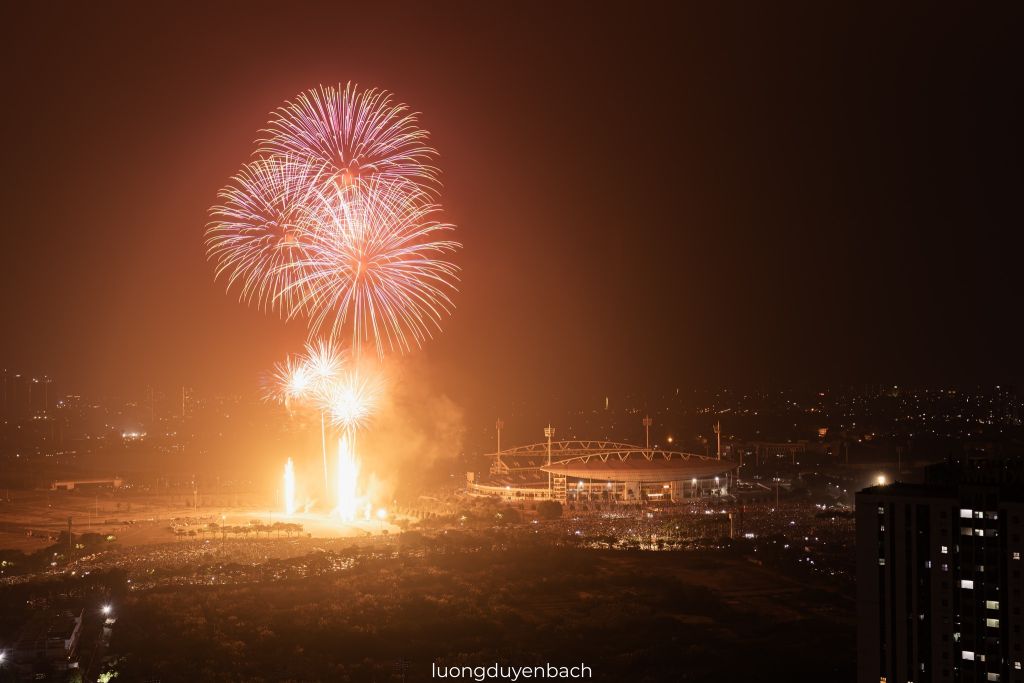 Hanoi organizes a fireworks display to celebrate the success of the congress. - 3