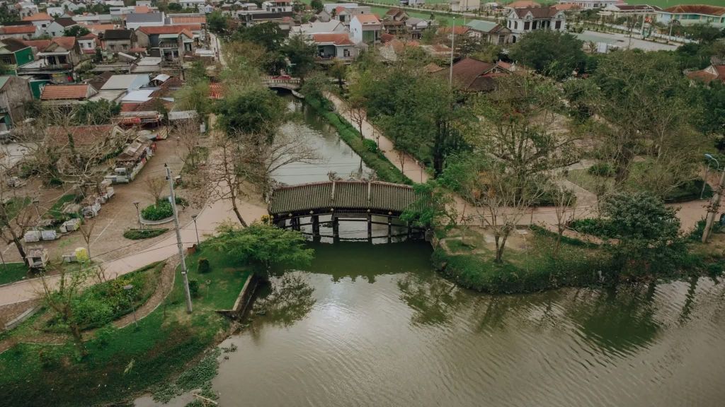 PUENTE DE TEJA THANH TOÀN – UN PUENTE ANTIGUO QUE CONSERVA EL ALMA DEL PUEBLO DE HUEEn medio de un - 1
