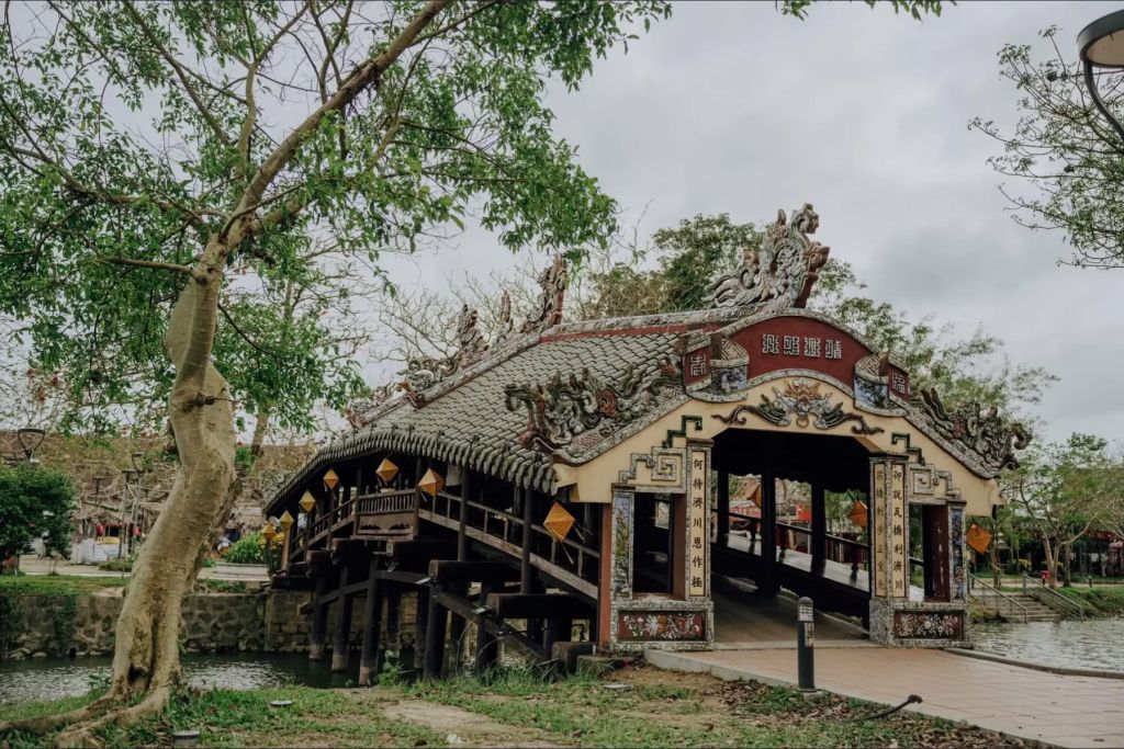 PUENTE DE TEJA THANH TOÀN – UN PUENTE ANTIGUO QUE CONSERVA EL ALMA DEL PUEBLO DE HUEEn medio de un - 2