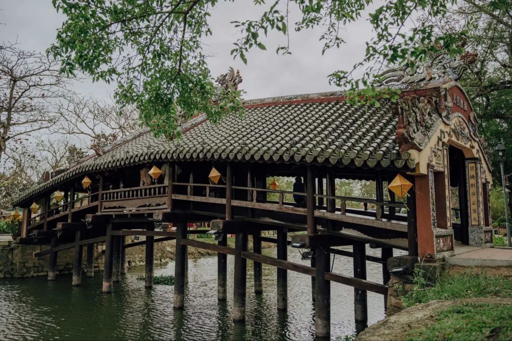 PUENTE DE TEJA THANH TOÀN – UN PUENTE ANTIGUO QUE CONSERVA EL ALMA DEL PUEBLO DE HUEEn medio de un - 4