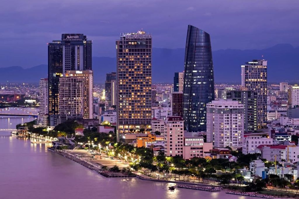 다낭, 매일 밤 거리가 불빛으로 가득할 때 ✨  
------------  
출처: Lang than - 2