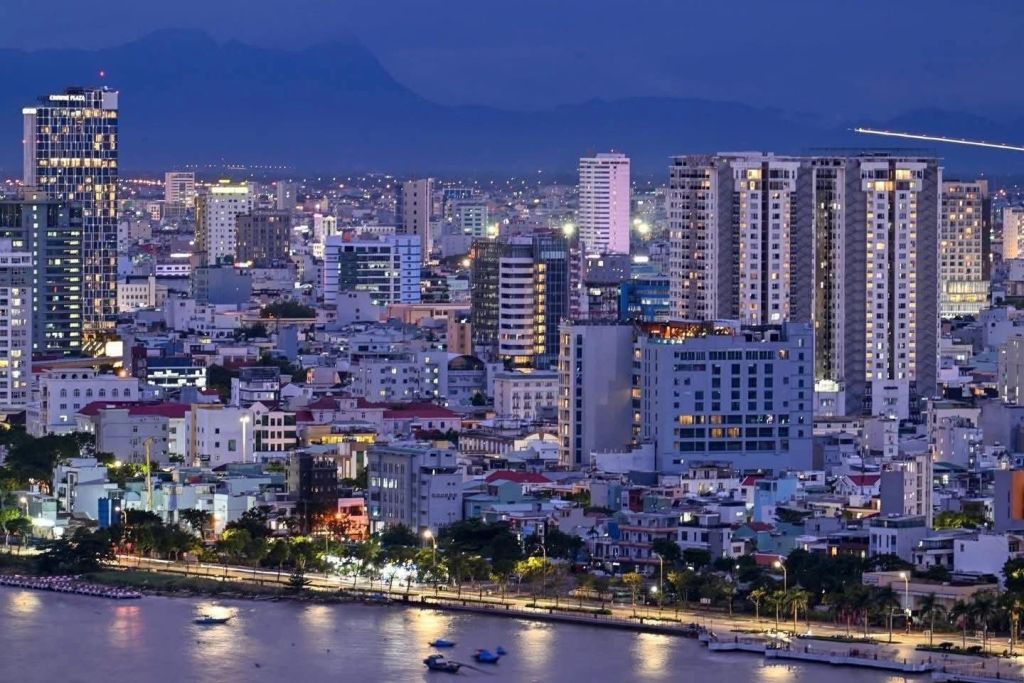 다낭, 매일 밤 거리가 불빛으로 가득할 때 ✨  
------------  
출처: Lang than - 3