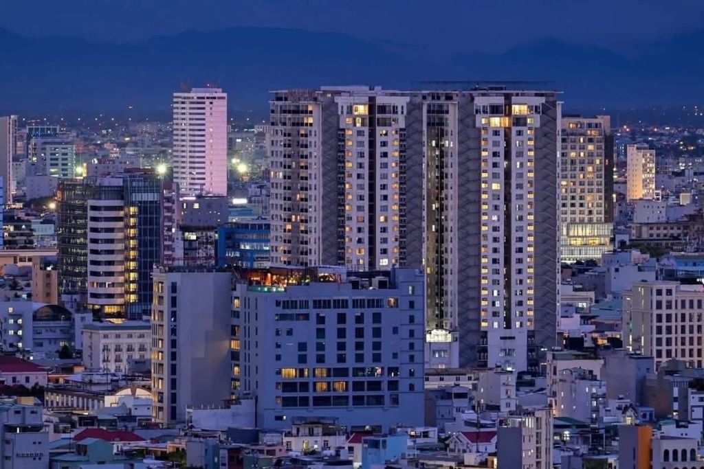 다낭, 매일 밤 거리가 불빛으로 가득할 때 ✨  
------------  
출처: Lang than - 4