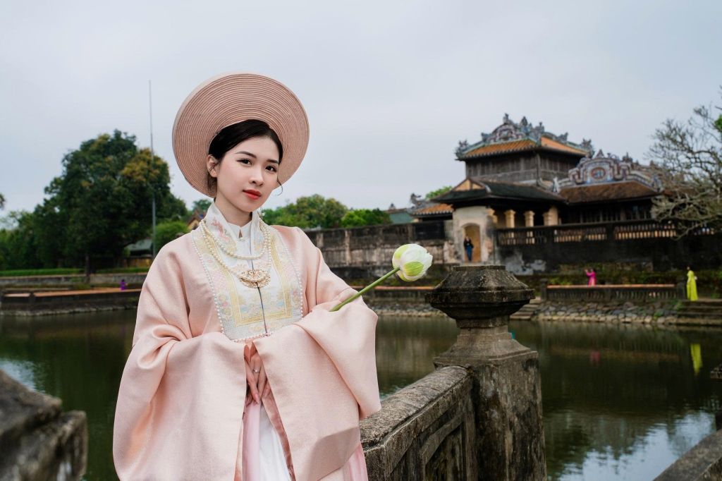 Áo dài Huế – La belleza tradicional que exalta la delicadeza de la mujer. - 2