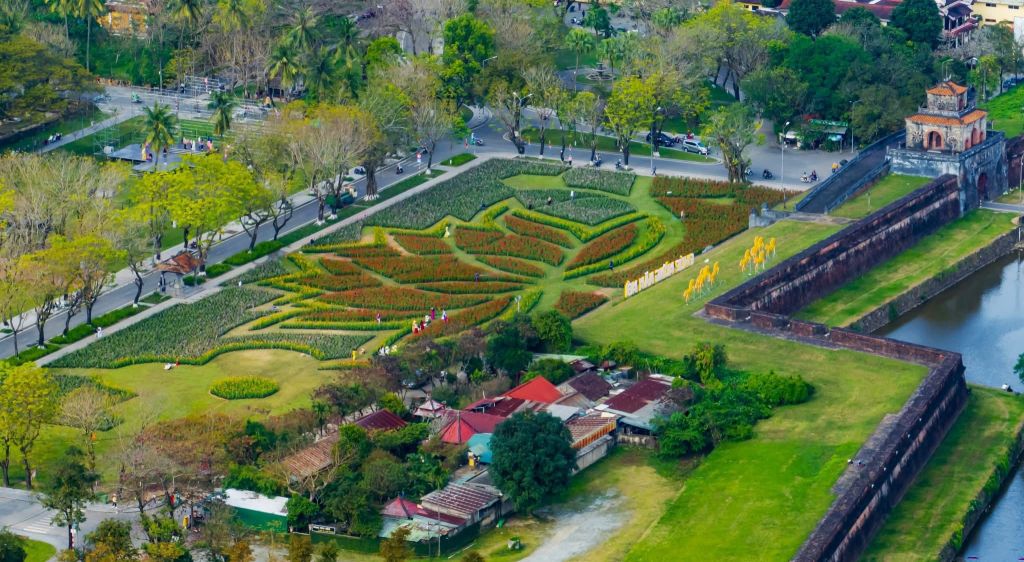 La flor de loto gigante está formada por 50,000 macetas de flores en el patio de Hàm Ngh. - 2