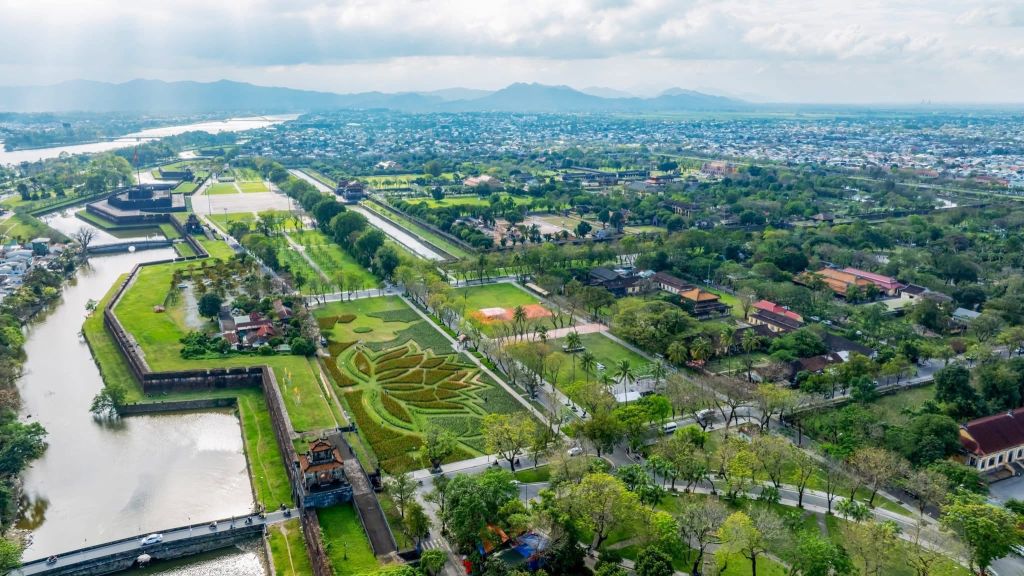 La flor de loto gigante está formada por 50,000 macetas de flores en el patio de Hàm Ngh. - 4