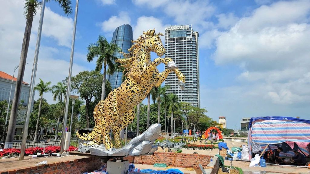 The 2026 Tet horse mascot is made up of the names of 94 communes and wards. - 3