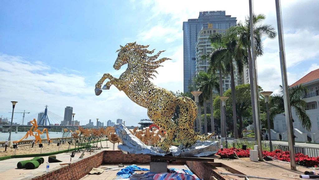 The 2026 Tet horse mascot is made up of the names of 94 communes and wards. - 4