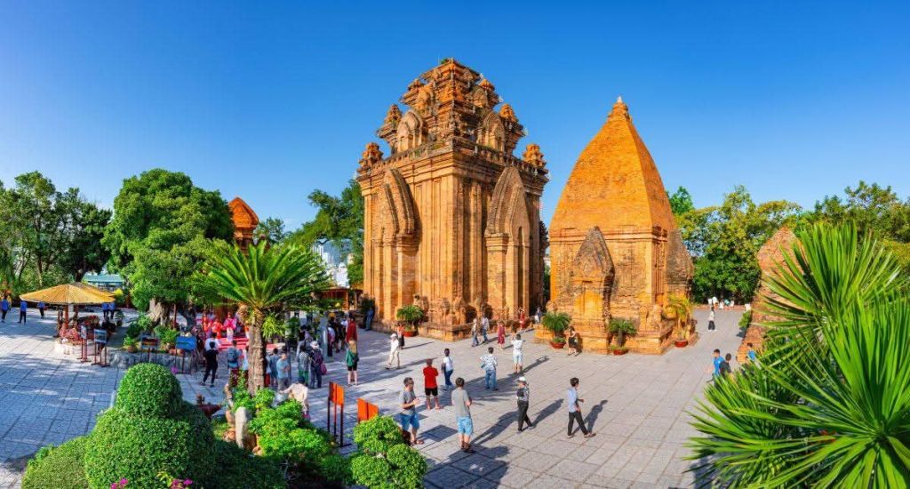 VIETNAM WELCOMES NEARLY 2.5 MILLION INTERNATIONAL TOURISTS IN A MONTH - 1