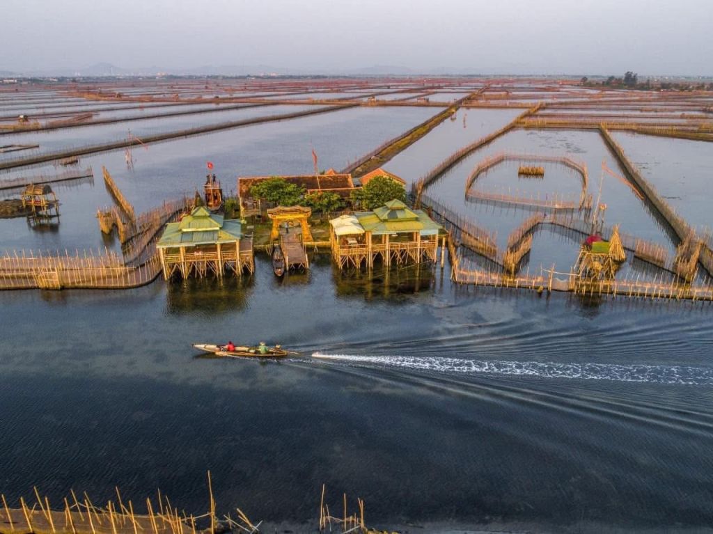 El lago Chuồn en paz bajo la luz del amanecer ❤️ El lago Chuồn resplandece en rojo. - 1