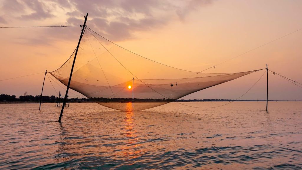 El lago Chuồn en paz bajo la luz del amanecer ❤️ El lago Chuồn resplandece en rojo. - 2
