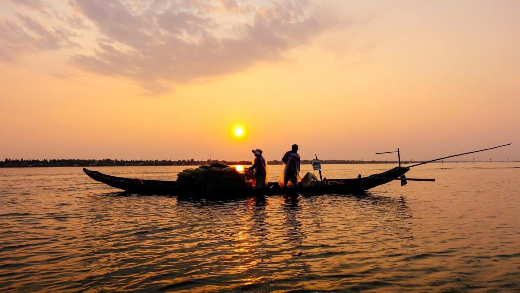 El lago Chuồn en paz bajo la luz del amanecer ❤️ El lago Chuồn resplandece en rojo. - 3