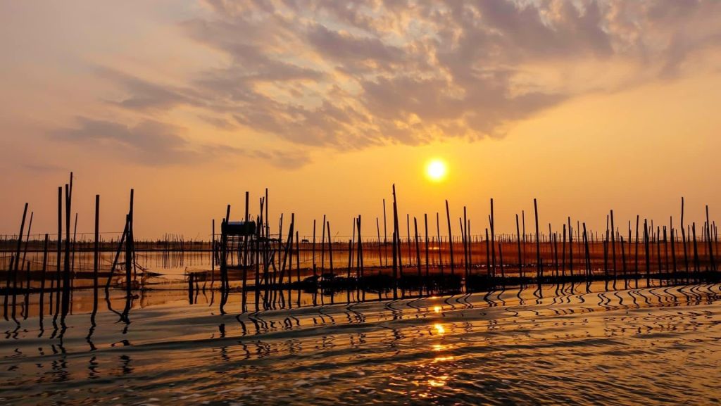 El lago Chuồn en paz bajo la luz del amanecer ❤️ El lago Chuồn resplandece en rojo. - 4