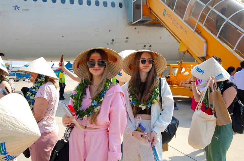 VIETNAM ACCUEILLE PRÈS DE 2,5 MILLIONS DE TOURISTES INTERNATIONAUX EN UN MOIS - ảnh 5